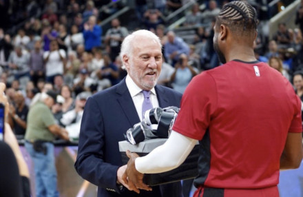 尤其是他近 尤其是他近