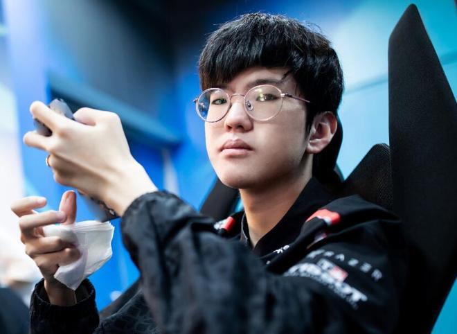 与后腰形成 与后腰形成